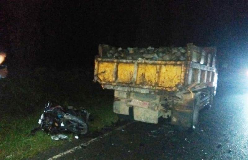 Tampak sepeda motor korban usai menghantam truk, kondisinya rusak berat, dan korban meninggal beberapa saat setelah kejadian. (Foto/Muji Burrahman)