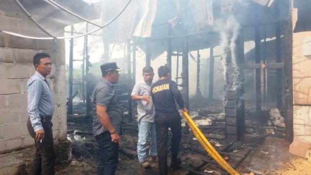 WhatsApp Image 2018-12-02 at 17.18.25 Warga memadamkan api saat terjadi musibah kebakaran di Dusun Kuala Meurisi, Krueng Sabee, Aceh Jaya, Minggu (2/12/2018). (Foto/Dedi Iskandar)