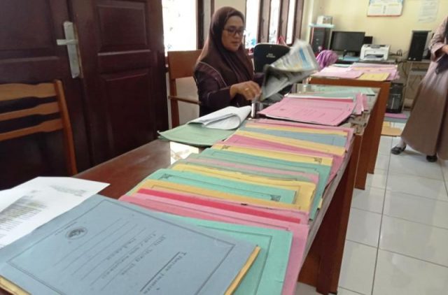 WhatsApp Image 2018-12-02 at 21.38.05 Petugas Bagian Kesra Setdakab Aceh Barat, melakukan verifikasi berkas calon penerima dana bantuan beasiswa kepada 1.000 santri dan 1.000 mahasiswa di Aceh Barat. (Foto/Dedi Iskandar)