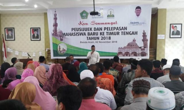 WhatsApp Image 2018-12-03 at 08.39.02 Ketua IKAT, H. M Fadhil Rahmi, Lc, pada acara peusijuek calon mahasiswa Al-Ahzar, Mesir, dari Aceh. (Foto/Ist)