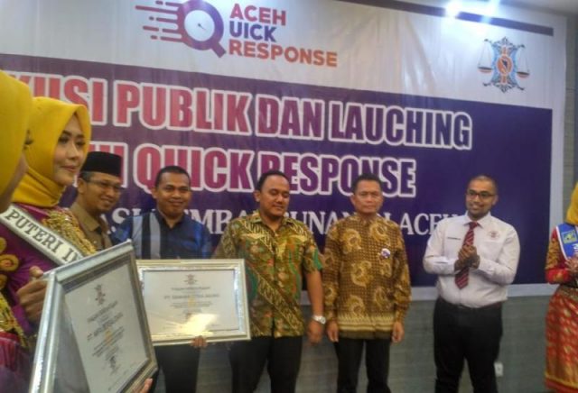 WhatsApp Image 2018-12-03 at 17.24.57 Penyerahan penghargaan kepada perusahaan dalam diskusi publik dengan tema Reformasi Percepatan Pembangunan di Aceh yang diselenggarakan YARA. (Foto/Ist)