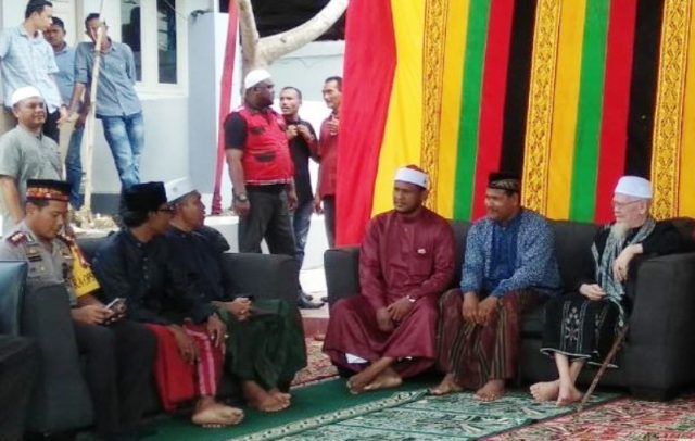 WhatsApp Image 2018-12-05 at 07.03.05 Bupati Rocky (tengah) berbincang dengan sejumlah ulama di sela perayaan Maulid sekaligus Milad GAM ke 42 di kediaman bupati, di Darul Ihsan, Langsa, Selasa 4/12/2018. (Foto/Musyawir/B)