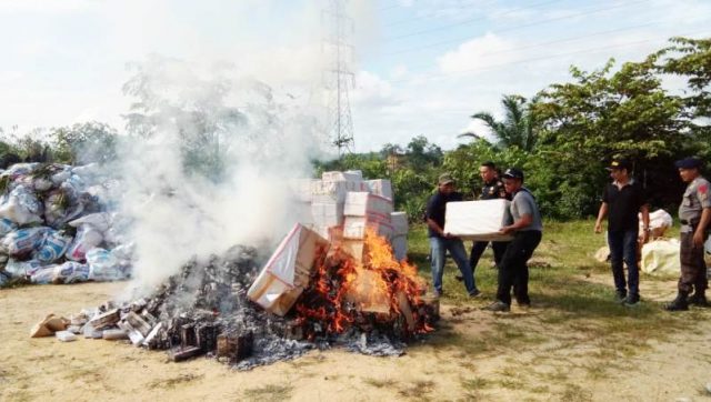 WhatsApp Image 2018-12-05 at 18.23.11(1) KPPBC TMP C Kuala Langsa memusnahkan rokok ilegal, bibit tanaman kurma, bibit kelapa dan ayam ilegal di Mako Brimob Subden 2 Den B Pelopor Polda Aceh di Aramiah, Aceh Timur, Rabu (5/12/2018). (Foto/dedek)