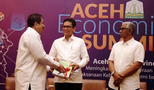 WhatsApp Image 2018-12-06 at 08.34.00 Sekda Aceh menyerahkan program Aceh Cerdas kepada Kepala Bappeda Aceh, Rabu (5/12/2018) di Banda Aceh. (Foto/Ist)