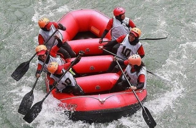 WhatsApp Image 2018-12-10 at 08.08.14 Atlet puti arung jeram binaan Federasi Arung Jeram Indonesia (FAJI) Pidie, ketika berlatih di Pidie. Para atlet ini menyatakan siap persembahkan yang terbaik untuk Aceh ditingkat nasional. (Foto/Muhammad Riza)