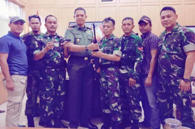 WhatsApp Image 2018-12-10 at 15.05.56 Dandim 0104/Atim, Letkol Inf Muhammad Iqbal Lubis, saat menerima senjata api AK-101 dan pistol jenis Baretta dari Danramil 19/Indra Makmur, Kapten Arh Syafari Harun beserta anggota Unit Intel Kodim 0104/Atim Makodim setempat, Senin (10/12/2018). (Foto/dede)