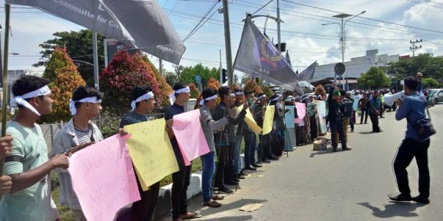 WhatsApp Image 2018-12-10 at 19.52.19 Aksi damai memperingati hari HAM sedunia digelar Solidaritas Rakyat Aceh (SRAM) di Simpang Kocin, Kota Sigli, Pidie, berlangsung tertib, Senin (10/12/2018). (Foto/Muhammad Riza)