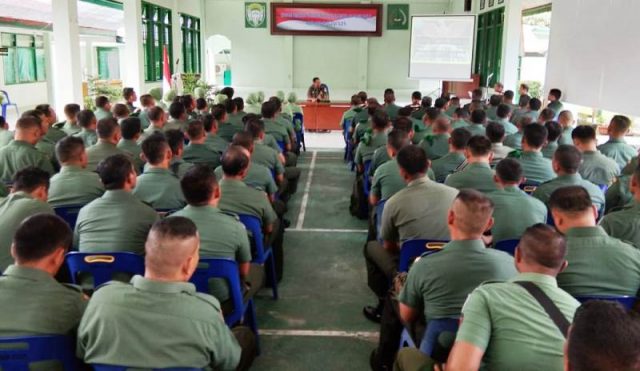 WhatsApp Image 2018-12-11 at 16.23.47 Dandim 0107/Asel Letkol R.S Herlambang HB pada acara Sosialisasi Bahaya Laten Komunis dan Paham Radikal kepada Danramil dan Babinsa, di aula Makodim Jl. T. Cut Ali Desa Lhok Bengkuang Timur, Tapaktuan, Selasa. (11/12/2018).(Foto/Faisal)