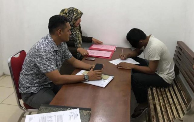 WhatsApp Image 2018-12-11 at 16.57.32 Penyerahan berkas dan tersangka oleh Satresnarkoba Polresta Banda Aceh ke JPU Kejari Banda Aceh, Selasa (11/12/2018). (Foto/Ist)