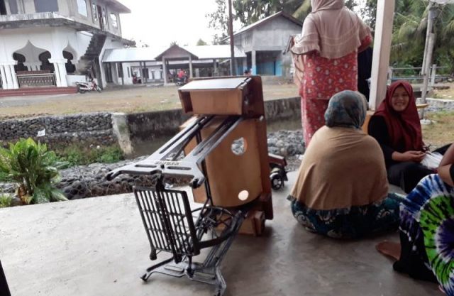 WhatsApp Image 2018-12-11 at 17.06.15 Tampak mesin jahit untuk pelatihan yang rusak ketika kaum ibu mendatangi kantor Desa Krueng Ceuko Kecamatan Seunagan, Nagan Raya, Selasa (11/12/2018). (Foto/Muji Burrahman)