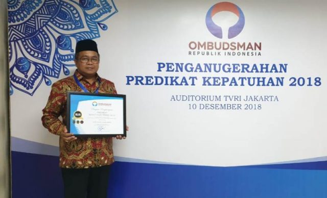 WhatsApp Image 2018-12-11 at 20.36.16 Bupati Aceh Barat, H Ramli MS, menerima penghargaan tertinggi Standar Pelayanan Publik dari Ombudsman Republik Indonesia, di Auditorium TVRI Jakarta, Senin (10/12/2018).(Foto/Ist)