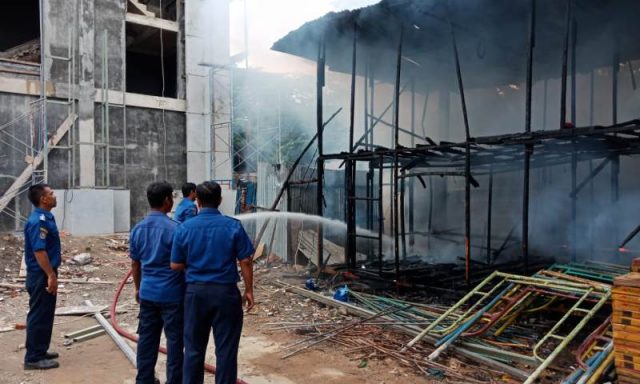 WhatsApp Image 2018-12-13 at 13.15.08 Petugas Pemadam Kebakaran dan Penyelamatan (DPKP) Kota Banda Aceh melakukan pemadaman bedeng konstruksi papan yang terbakar di SMAN I Banda Aceh, Kamis (13/12/2018). (Foto/Ali Akbar)