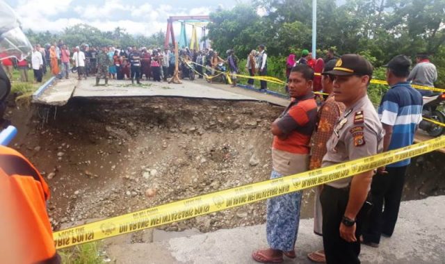 WhatsApp Image 2018-12-14 at 08.46.12 Jembatan yang putus akibat banjir di Aceh Tenggara, tepatnya di Desa Mbarung Kecamatan Babussalam. (foto/abadi selian)