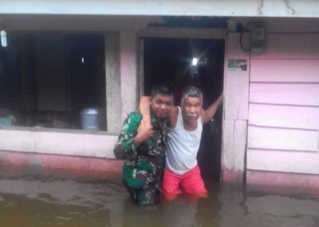 WhatsApp Image 2018-12-15 at 12.01.06 Anggota TNI sedang membantu warga setempat setelah rumahnya terendam banjir di Aceh Selatan. (Foto/Faisal)