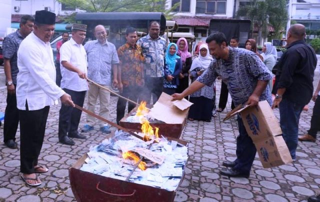 WhatsApp Image 2018-12-15 at 12.13.01 Wakil Wali Kota Banda Aceh, Zainal Arifin memulai pemusnahan e-KTP invalid bersama Sekda Banda Aceh Bahagia, Asisten Pemerintahan Keistimewaan dan Kesra Bachtiar dan Kadis Dukcapil. (Foto/Ist)