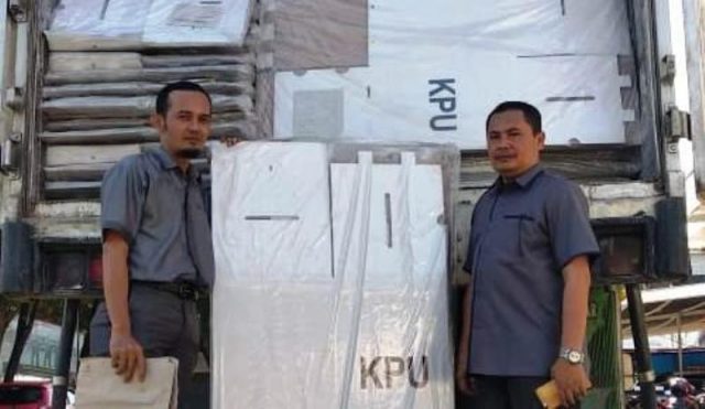 WhatsApp Image 2018-12-16 at 17.20.54 Komisioner KIP Aceh Barat memperlihatkan ribuan kotak suara dari KPU Pusat yang tiba di Meulaboh, Aceh Barat, Minggu (16/12/2018). (Foto/Dedi Iskandar)