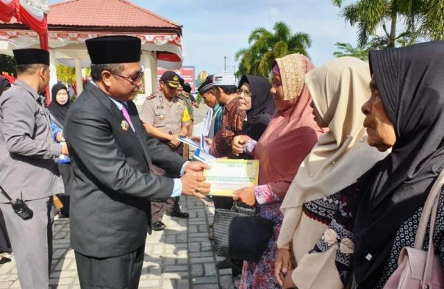 WhatsApp Image 2018-12-17 at 17.57.19(1) Bupati Aceh Barat, H Ramli MS menyerahkan bantuan voucher listrik gratis bagi 6.893 kepala keluarga yang berasal dari keluarga kurang mampu, Senin (17/12/2018). (Foto/Ist)