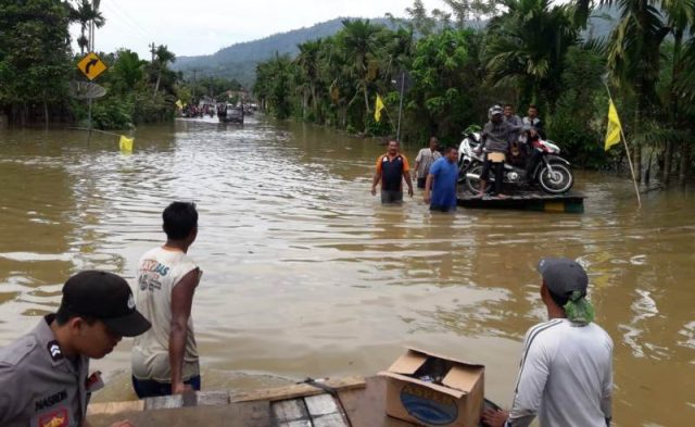 WhatsApp Image 2018-12-17 at 19.01.31 Masyarakat terpaksa menggunakan rakit untuk menyeberang, akibat banjir menerjang wilayah Trumon Raya, Aceh Selatan. (Foto/Ist)