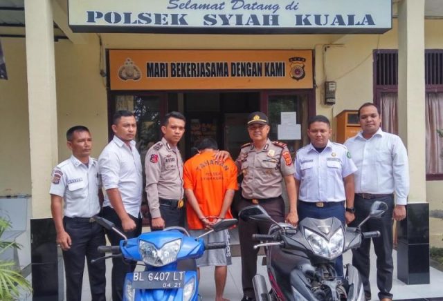 WhatsApp Image 2018-12-17 at 19.04.47 Tim Opsnal Polsek Syiah Kuala menangkap seorang pencuri motor yang beraksi di kawasan parkiran Kampus UIN Ar Raniry. (Foto/Ist)