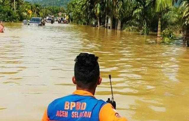 WhatsApp Image 2018-12-18 at 06.15.30 BPBD Aceh Selatan tampak melakukan evakuasi masyarakat terdampak banjir Trumon Raya, Aceh Selatan. (Foto/Ist)