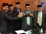 Plt Gubernur Aceh, Nova Iriansyah, bersama para pimpinan DPRA, salam kompak atas keberhasilan dua lembaga ini mensahkan APBA 2019 senilai Rp.17triliun. (Foto/Ist)