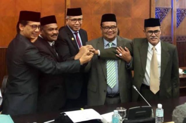 WhatsApp Image 2018-12-18 at 08.39.46 Plt Gubernur Aceh, Nova Iriansyah, bersama para pimpinan DPRA, salam kompak atas keberhasilan dua lembaga ini mensahkan APBA 2019 senilai Rp.17triliun. (Foto/Ist)
