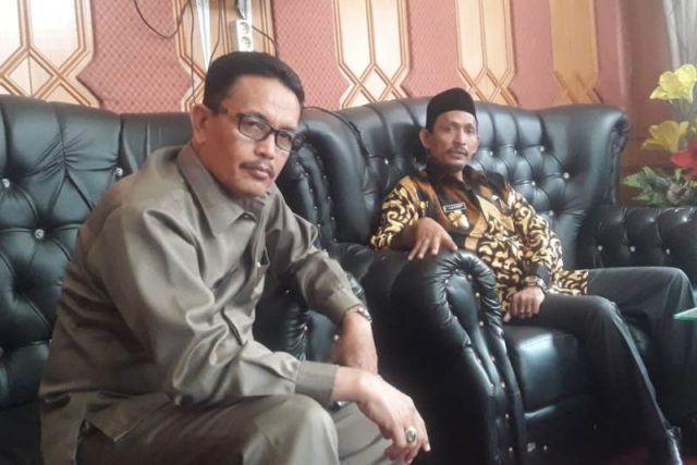 WhatsApp Image 2018-12-18 at 12.13.27 Wakil Bupati Aceh Selatan, Tgk Amran didampingi Sekda Nasjuddin saat memberi keterangan kepada wartawan, terkait banjir di daerah itu, Selasa (18/12/2018). (Foto/Faisal)