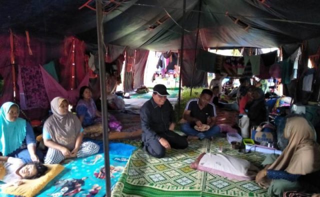 WhatsApp Image 2018-12-19 at 18.06.26 Anggota Dewan Perwakilan Rakyat Aceh (DPRA) dari Dapil 9 Muhammad Saleh, ketika mengunjungi korban banjir di lokasi pengungsian. (Foto/Faisal)