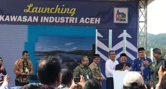 WhatsApp Image 2018-12-20 at 17.35.19(1) Plt Gubernur Aceh, Nova Iriansyah, Staf Khusus Menteri Perindustrian Bidang Investasi dan Hubungan antar Lembaga, I Gusti Putu Suryawirawan, BPIW Kementerian PUPR, Iwan Nurwanto, Bupati Aceh Besar, Mawardi Ali dan Ketua TP2KIA, Mustafa Hasbullah saat lounching Kawasan Industri Aceh, Kamis (20/12/2018). (Foto/Ist)