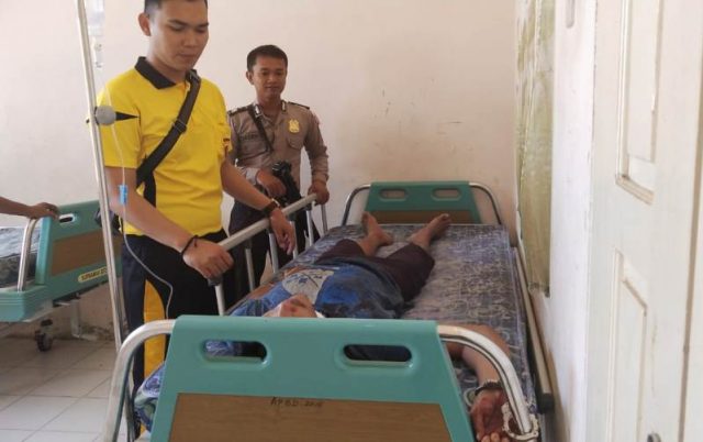WhatsApp Image 2018-12-21 at 16.27.00 Tum, pelaku pembacokan terhadap istrinya, masih terbaring di Rumah Sakit SIM Ujung Fatihah Nagan Raya, Jum”at (21/12/2018). (Foto/Muji Burrahman)