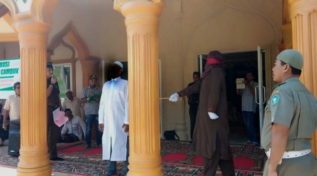 WhatsApp Image 2018-12-21 at 19.07.56 Terpidana warga Aceh Selatan menjalani eksekusi cambuk, di Halaman Masjid Al-Makmur, Lhok Keutapang, Tapktuan, Aceh Selatan, Jum'at (21/12/2018).(Foto/Faisal)