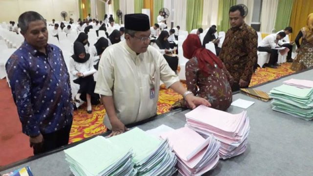 WhatsApp Image 2018-12-23 at 18.20.31 Kepala Ombudsman RI Perwakilan Aceh, Taqwadin Husin, memantau langsung proses penerimaan Pegawai Pemerintah Non Pegawai ( PPNPN) oleh BPN Provinsi Aceh di Amel Convension Center Kota Banda Aceh, Jumat (21/12/2018). (Foto/Zainuddin Abdullah)