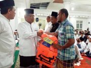 Wali Kota Banda Aceh, Aminullah Usman, turut menyerahkan secara simbolis 10 ribu buku sosialisasi anti narkoba kepada pelajar tingkat SMP se-Banda Aceh. Di tempat yang sama, wali kota juga menyerahkan 1.162 jaket pelampung kepada para panglima laot. (Foto/Ist)