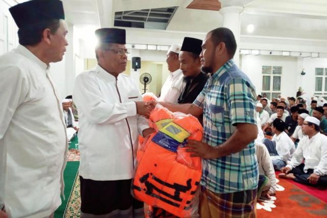 WhatsApp Image 2018-12-23 at 20.20.14 Wali Kota Banda Aceh, Aminullah Usman, turut menyerahkan secara simbolis 10 ribu buku sosialisasi anti narkoba kepada pelajar tingkat SMP se-Banda Aceh. Di tempat yang sama, wali kota juga menyerahkan 1.162 jaket pelampung kepada para panglima laot. (Foto/Ist)