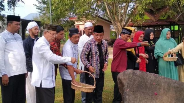 WhatsApp Image 2018-12-24 at 15.31.12 Wali Kota, Aminullah Usman, didampingi Plt Ketua PWI Aceh, Aldin Nl, penasehat Percasi Aceh, H Keuchik Leumik, Ketua DKP PWI Aceh, Drs A H Dahlan TH, menabur bunga usia doa dan tausiah mengenang 14 Tahun Tsunami di kuburan massal Ulee Lheue, Kec Meraxa Banda Aceh, Senin (24/12/2018). (Foto/Ist)