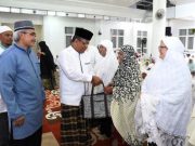 Wali Kota Banda Aceh, Aminullah Usman, didampingi Kadinkes, Warqah Helmi, memberikan bantuan alat kesehatan untuk para Lansia di Banda Aceh. (Foto/Ist)