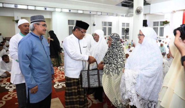 WhatsApp Image 2018-12-29 at 22.44.01 Wali Kota Banda Aceh, Aminullah Usman, didampingi Kadinkes, Warqah Helmi, memberikan bantuan alat kesehatan untuk para Lansia di Banda Aceh. (Foto/Ist)