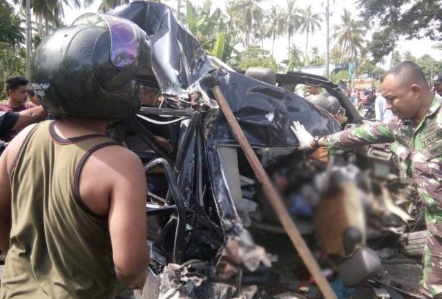 WhatsApp Image 2018-12-30 at 07.47.53 Anggota TNI dari Kodim 0104/Aceh Timur bersama warga saat mengeluarkan korban yang meninggal dunia dari dalam mobil Isuzu Panther, Sabtu (29/12/2018). (Foto/dede)