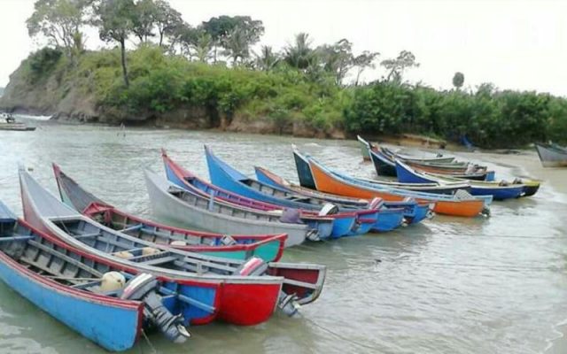 WhatsApp Image 2018-12-31 at 18.27.55 Perahu nelayan di Aceh Jaya tampak tidak beroperasi karena para nelayan kesulitan mendapatkan BBM jenis solar. (Foto/Zammil)
