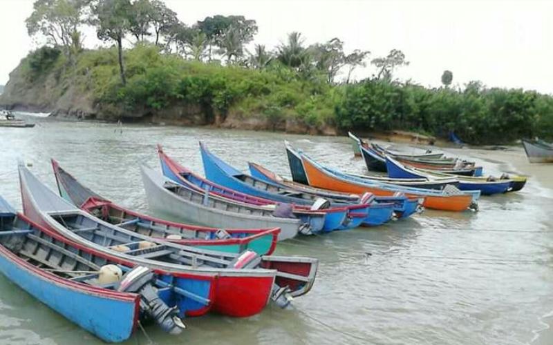 Perahu nelayan di Aceh Jaya tampak tidak beroperasi karena para nelayan kesulitan mendapatkan BBM jenis solar. (Foto/Zammil)