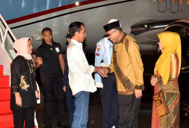 disambut ILUSTRASI. Presiden Jokowi dan Ibu Negara, Iriana Joko Widodo, saat tiba di Bandara Internasional Blang Bintang, Banda Aceh, Kamis malam (13/12/2018). (Foto/setkab.go.id)