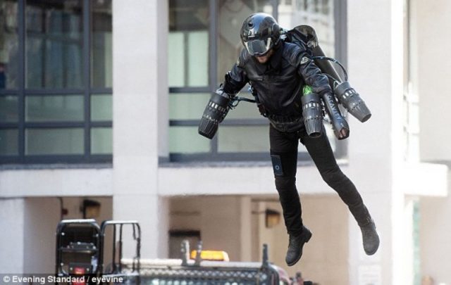 iron man-2 Kostum jet yang dibuat oleh Richard Browning mantan pedagang komoditas Inggris telah ditawarkan di department store London dengan harga Rp6,4 miliar. (dailymail.co.uk)