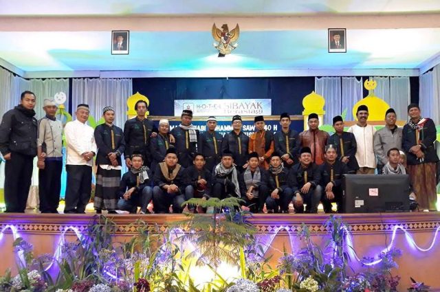 sibayak-1 Jajaran manajemen Hotel Internasional Sibayak Berastagi foto bersama dengan ustadz Buchari Al-Hafiz,Spdi usai acara Maulid Nabi Muhamamad SAW, belum lama ini. (Foto/Ist)