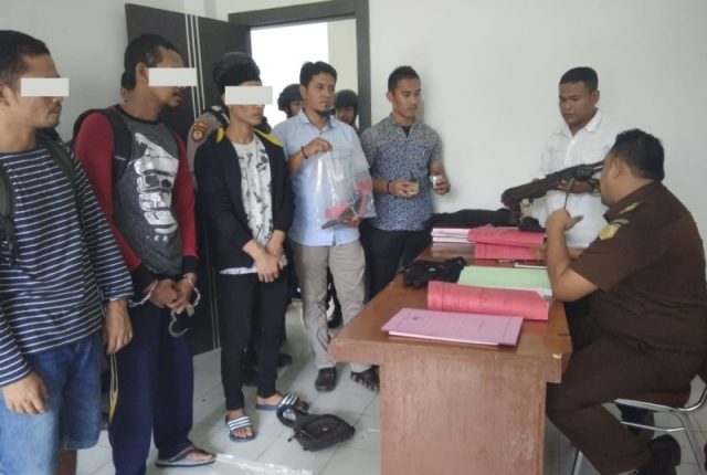 tersangka Polisi menyerahkan tiga tersangka kasus penembakan anggota Polres Aceh Utara ke Kejaksaan Negeri setempat, Selasa (18/12/2018). (Foto/Ist)