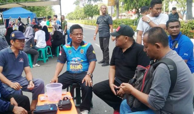 walkot Wali Kota Banda Aceh, Aminullah Usman, berbincang dengan wartawan, diantaranya Ka.Perwakilan Waspada Aceh dan Penanggungjawab Waspadaaceh.com, Aldin NL yang juga Plt Ketua PWI Aceh, CEO Kantor Berita Aceh (KBA.ONE) Ramadansyah,di lokasi acara CFD di Banda Aceh, Minggu pagi (30/12/2018). (Foto/Ist)