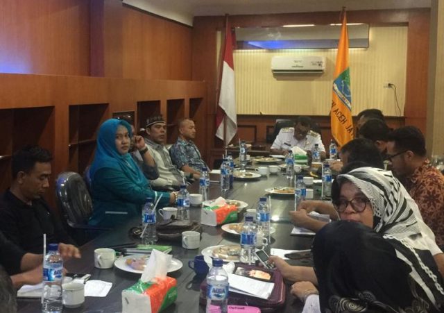 20190109_182343 Bupati Aceh Jaya T.Irfan TB dan dinas terkait, ketika mengadakan pertemuan dengan Pertamina dan unsur nelayan. (Foto/Ist)