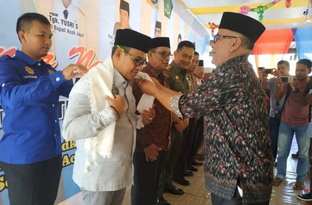 20190112_201605 Pemasangan selempang kepada Bupati Aceh Jaya, H.T.Irfan TB, oleh Ketua Yayasan Pendidikan Dayah Terpadu Baitul Makmur Krueng Sabee pada acara lauching kampus STAI-PTQI. (Foto/Zammil)