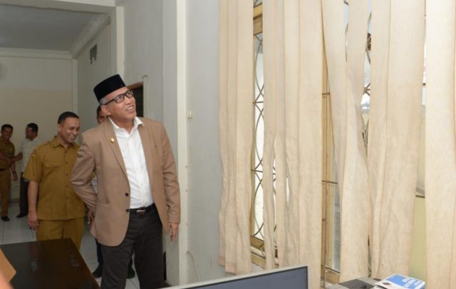 20190115_222942 Plt Gubernur Aceh, Nova Iriansyah, ketika sidak di kantor Dinas Sosial Aceh, Selasa (15/1/2019). (Foto/Ist)
