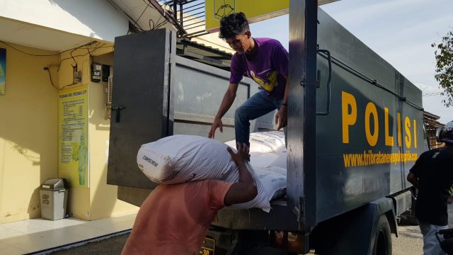 IMG-20190102-WA0005 Pekerja sedang menurunkan pupuk bersubsidi yang diamankan Polres Pidie, Rabu (2/1/2019). (Foto/Muhammad Riza)