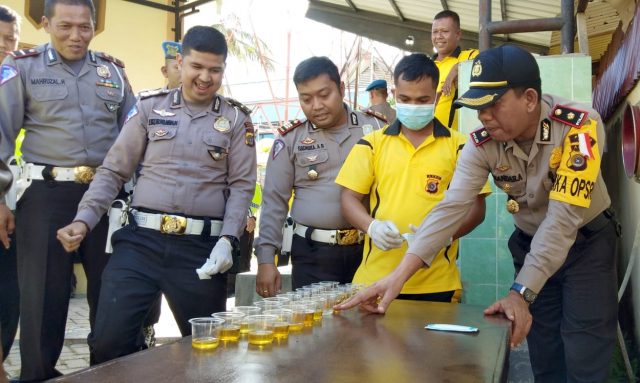 IMG-20190105-WA0000 Waka Polres Pidie Kompol Iskandar didampingi Kasat Lantas Polres Pidie AKP Radhika Angga Rista, sedang memperhatikan urine anggotanya yang sedang dilakukan pemeriksaan oleh tim Kesehatan Polres Pidie. Jumat (4/1/2018). (Foto/Muhammad Riza)